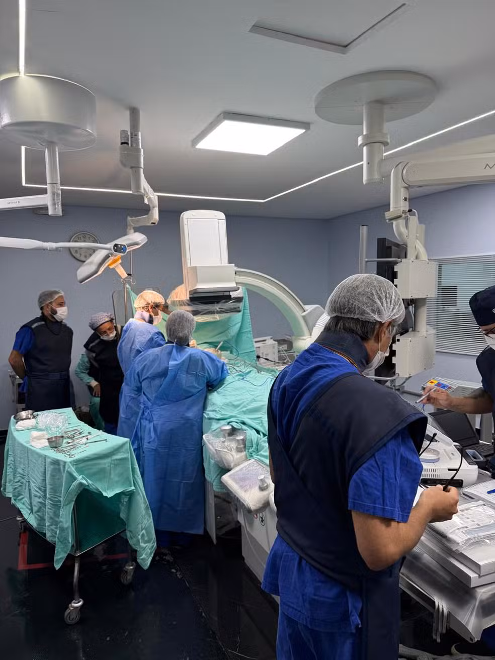 Equipe realiza implante de cardiomodulador na sala de hemodinâmica