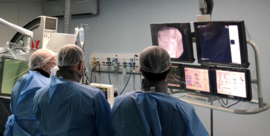 Equipe médica acompanha procedimento em monitores na sala de hemodinâmica do Hospital Vaz Monteiro