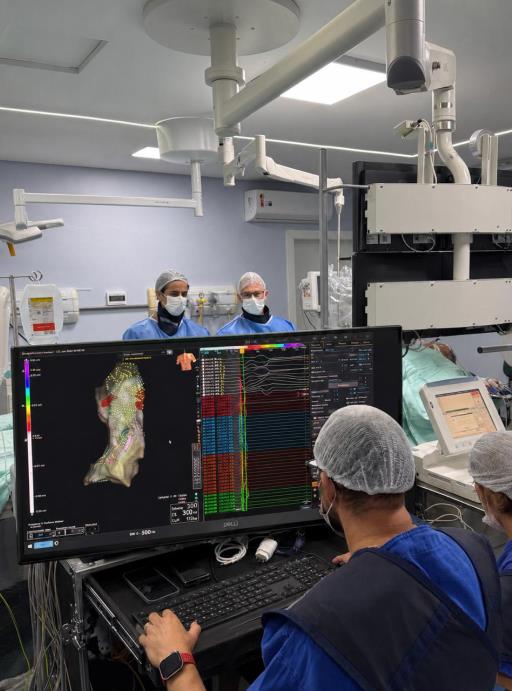 Procedimento eletrofisiológico em andamento na sala de hemodinâmica