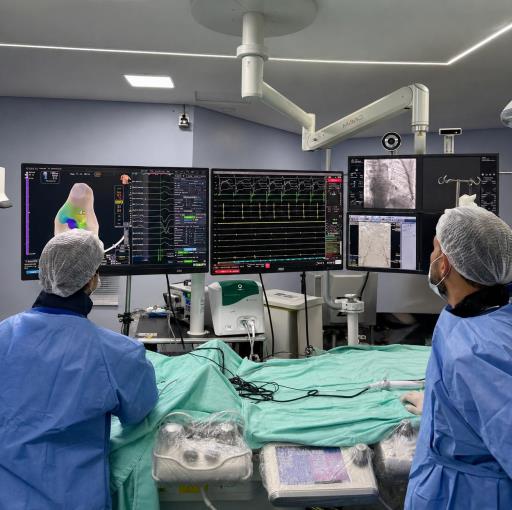 Ablação de arritmia em andamento na sala de hemodinâmica